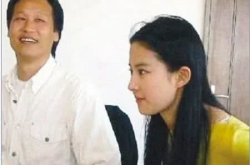 娱乐吃瓜影后对待朋友,揭秘娱乐圈的“内幕”与谣言操控