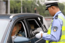 二手面包货车车主后备箱放9箱啤酒逮住被罚款！车主怒了霸气反问交警：是酒不能喝？还是后备箱不能用？
