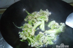 炒菜花最简单的做法,一招掌握炒菜花脆嫩秘诀